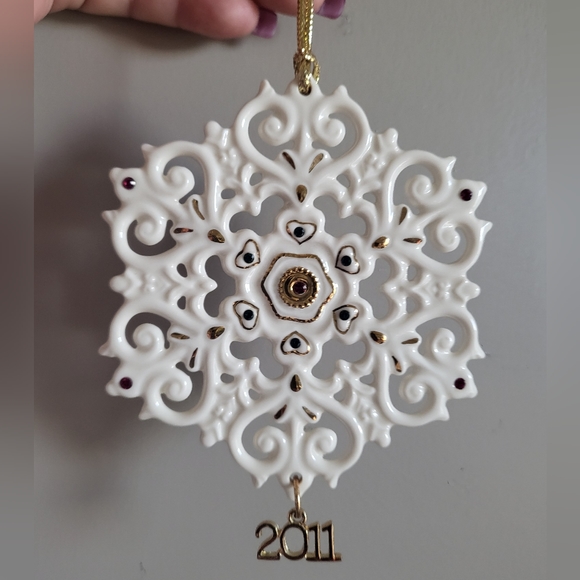 Lenox Porcelain Snowflake China Ornament 2011 - Picture 4 of 5